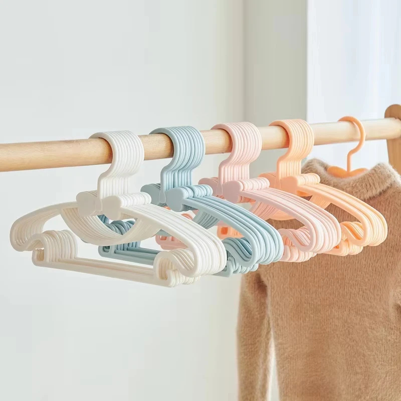 Baby Clothing Hanging Rack - 10 個ベビー服ハンガーラックポータブルプラスチックタオルディスプレイスカーフハンガー防風子供コートハンガー衣類オーガナイザー